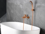 Robinet de baignoire avec douche à main. Le robinet est composé d'un corps principal en laiton dotés d'une finition or rose brossé, offrant un aspect élégant et moderne. GARANTIE 5 ANS, LIVRAISON OFFERTE 5 à 6 Jours